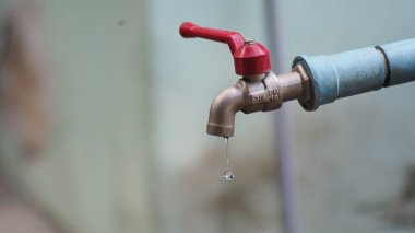 Musluktan sızan su damlacıkları savurgandır. su tasarrufu kavramı
