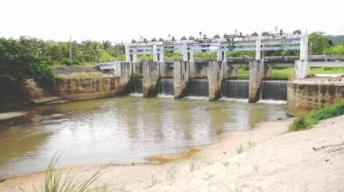 Tarımsal sulama sistemlerinde kullanım için küçük baraj engelleme kanalları