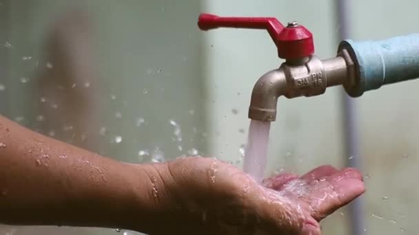 Vattendroppar Läcker Från Kranen Händerna Vattenbesparande Koncept — Stockvideo