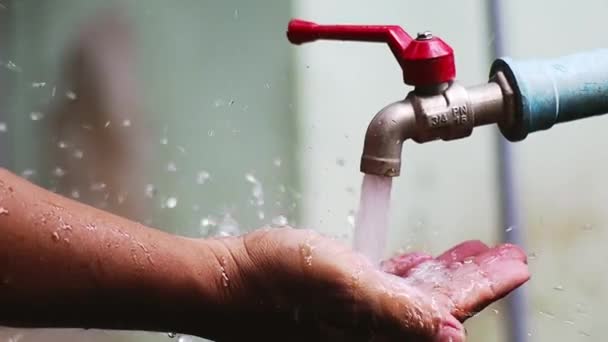 手に蛇口から漏れる水滴 節水の概念 — ストック動画