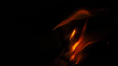 Siyah arka planda turuncu alevi kapat 