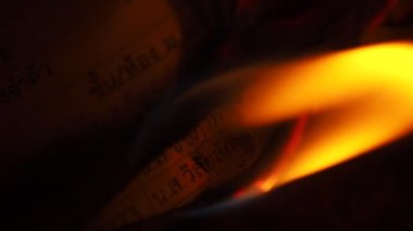 Siyah arka planda turuncu alevi kapat 