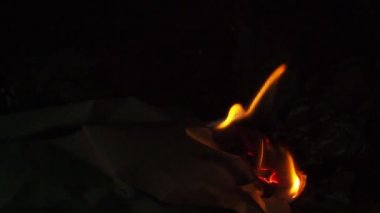 Siyah arka planda turuncu alevi kapat 