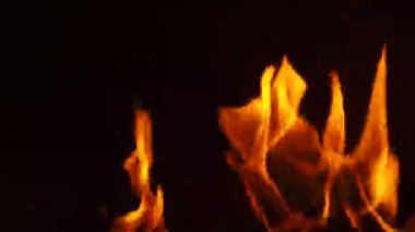 Siyah arka planda turuncu alevi kapat 