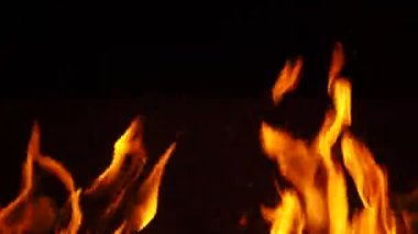 Siyah arka planda turuncu alevi kapat 