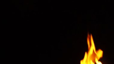 Siyah arka planda turuncu alevi kapat 