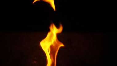 Siyah arka planda turuncu alevi kapat 