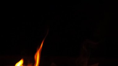 Siyah arka planda turuncu alevi kapat 