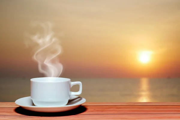 Eine Tasse Heißen Weißen Kaffee Mit Einer Schönen Aussicht Freizeit — Stockfoto