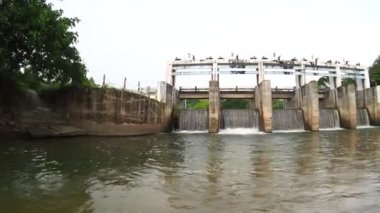 Tayland kırsalında orta büyüklükte bir baraj. Kırsal bölgelerdeki kanalları küçük barajlar tıkıyor