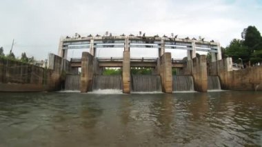 Tayland kırsalında orta büyüklükte bir baraj. Kırsal bölgelerdeki kanalları küçük barajlar tıkıyor