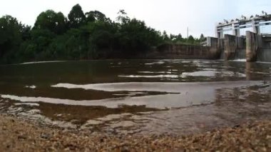 Tayland kırsalında orta büyüklükte bir baraj. Kırsal bölgelerdeki kanalları küçük barajlar tıkıyor