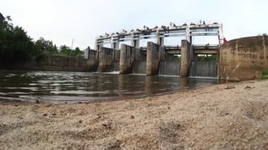 Tayland kırsalında orta büyüklükte bir baraj. Kırsal bölgelerdeki kanalları küçük barajlar tıkıyor