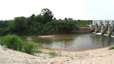 Tayland kırsalında orta büyüklükte bir baraj. Kırsal bölgelerdeki kanalları küçük barajlar tıkıyor