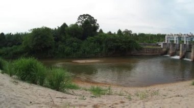 Tayland kırsalında orta büyüklükte bir baraj. Kırsal bölgelerdeki kanalları küçük barajlar tıkıyor