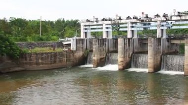 Tayland kırsalında orta büyüklükte bir baraj. Kırsal bölgelerdeki kanalları küçük barajlar tıkıyor