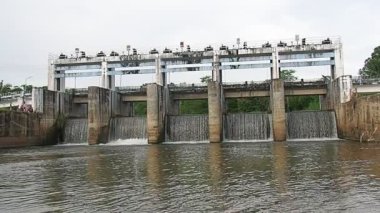 Tayland kırsalında orta büyüklükte bir baraj. Kırsal bölgelerdeki kanalları küçük barajlar tıkıyor