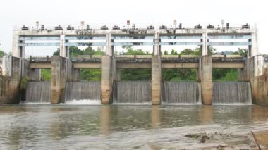 Tayland kırsalında orta büyüklükte bir baraj. Kırsal bölgelerdeki kanalları küçük barajlar tıkıyor