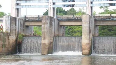 Tayland kırsalında orta büyüklükte bir baraj. Kırsal bölgelerdeki kanalları küçük barajlar tıkıyor