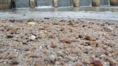 Tayland kırsalında orta büyüklükte bir baraj. Kırsal bölgelerdeki kanalları küçük barajlar tıkıyor