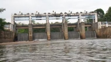 Tayland kırsalında orta büyüklükte bir baraj. Kırsal bölgelerdeki kanalları küçük barajlar tıkıyor