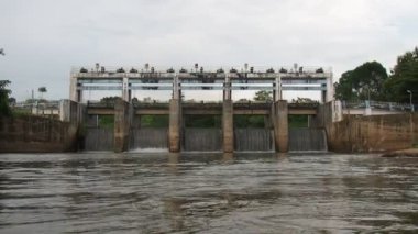 Tayland kırsalında orta büyüklükte bir baraj. Kırsal bölgelerdeki kanalları küçük barajlar tıkıyor