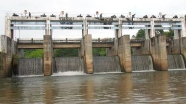 Tayland kırsalında orta büyüklükte bir baraj. Kırsal bölgelerdeki kanalları küçük barajlar tıkıyor