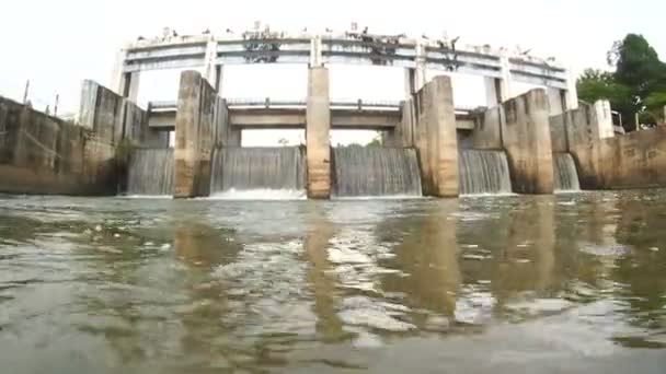 泰国农村的中型水坝 农村地区的小水坝水渠 — 图库视频影像