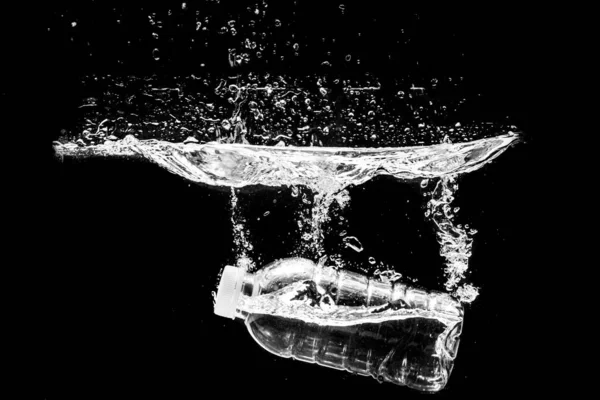 Пластиковые Бутылки Водой Бросили Воду Пластиковые Отходы Экологическая Концепция — стоковое фото