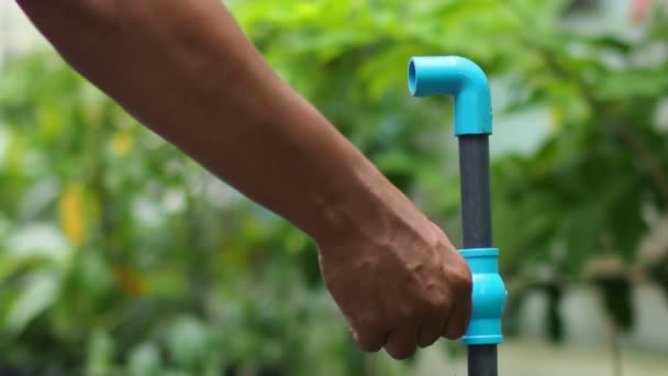 人間が水管を開けたり農業の概念を閉じたり — ストック動画
