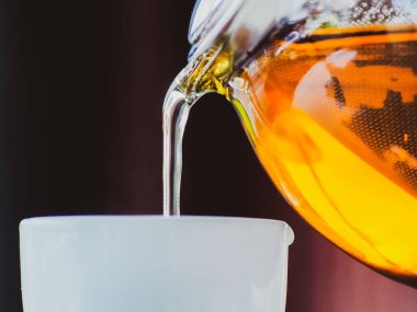 Sağlıklı bir bardağa sıcak çay dök..