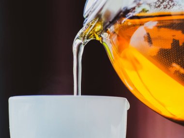 Sağlıklı bir bardağa sıcak çay dök..