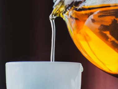 Sağlıklı bir bardağa sıcak çay dök..