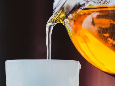 Sağlıklı bir bardağa sıcak çay dök..