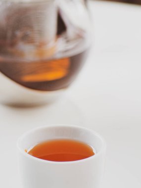 Sağlıklı bir bardağa sıcak çay dök..