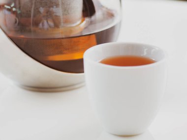 Sağlıklı bir bardağa sıcak çay dök..