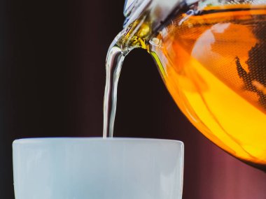 Sağlıklı bir bardağa sıcak çay dök..