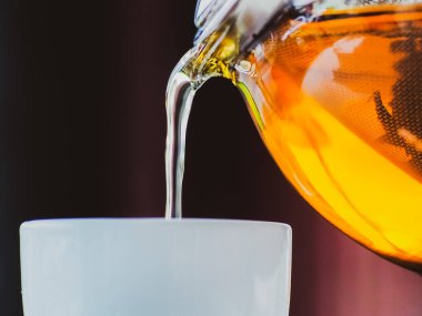 Sağlıklı bir bardağa sıcak çay dök..