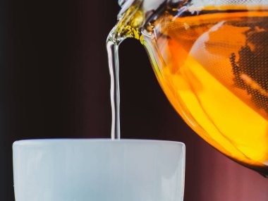 Sağlıklı bir bardağa sıcak çay dök..