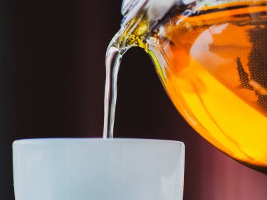 Sağlıklı bir bardağa sıcak çay dök..