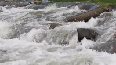 Doğaya karşı hızlı akan su akışı