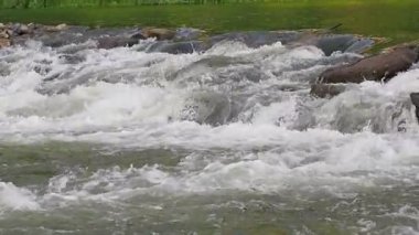 Doğaya karşı hızlı akan su akışı