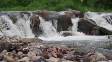 Doğaya karşı hızlı akan su akışı