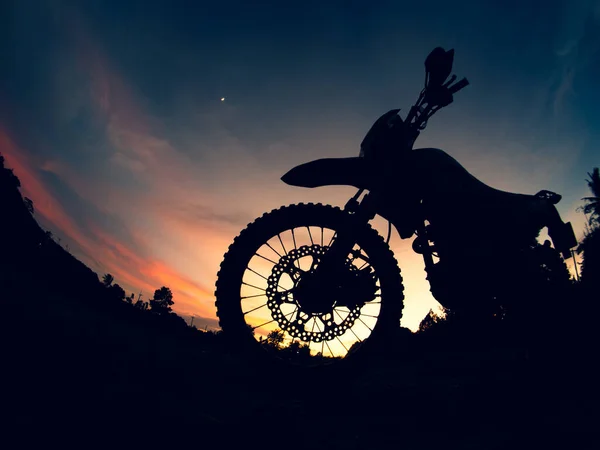 日没後のバイクのシルエット — ストック写真