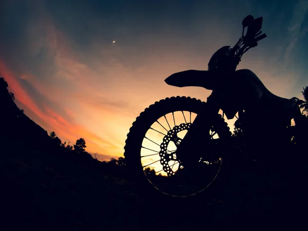 Silhouette Eines Motorrads Vor Dem Hintergrund Des Sonnenuntergangs — Stockfoto