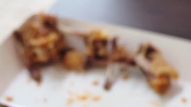 Yemekten kalan tavuk kemikleri, yiyecek atıkları konsepti.