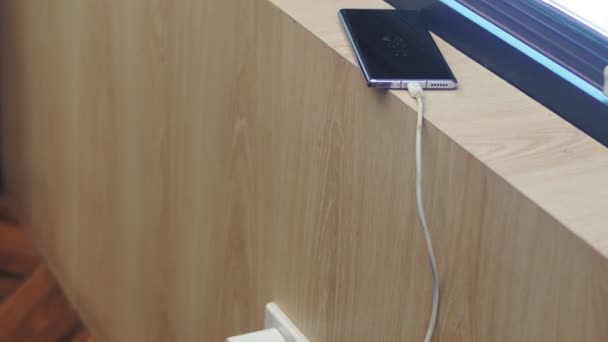 Primer Plano Del Teléfono Cable Usb Una Mesa Madera — Vídeos de Stock