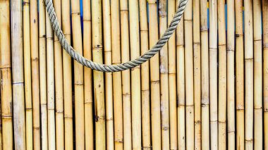 Bambu arka planında asılı halat