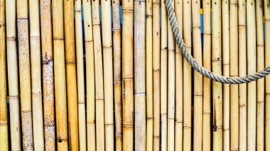 Bambu arka planında asılı halat