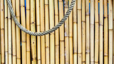 Bambu arka planında asılı halat